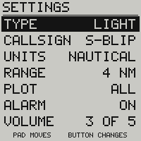 Le menu du radar : type d’aéronef, indicatif, unités, portée, tracé, alarme et volume, avec l’aide PAD MOVES - BUTTON CHANGES en bas